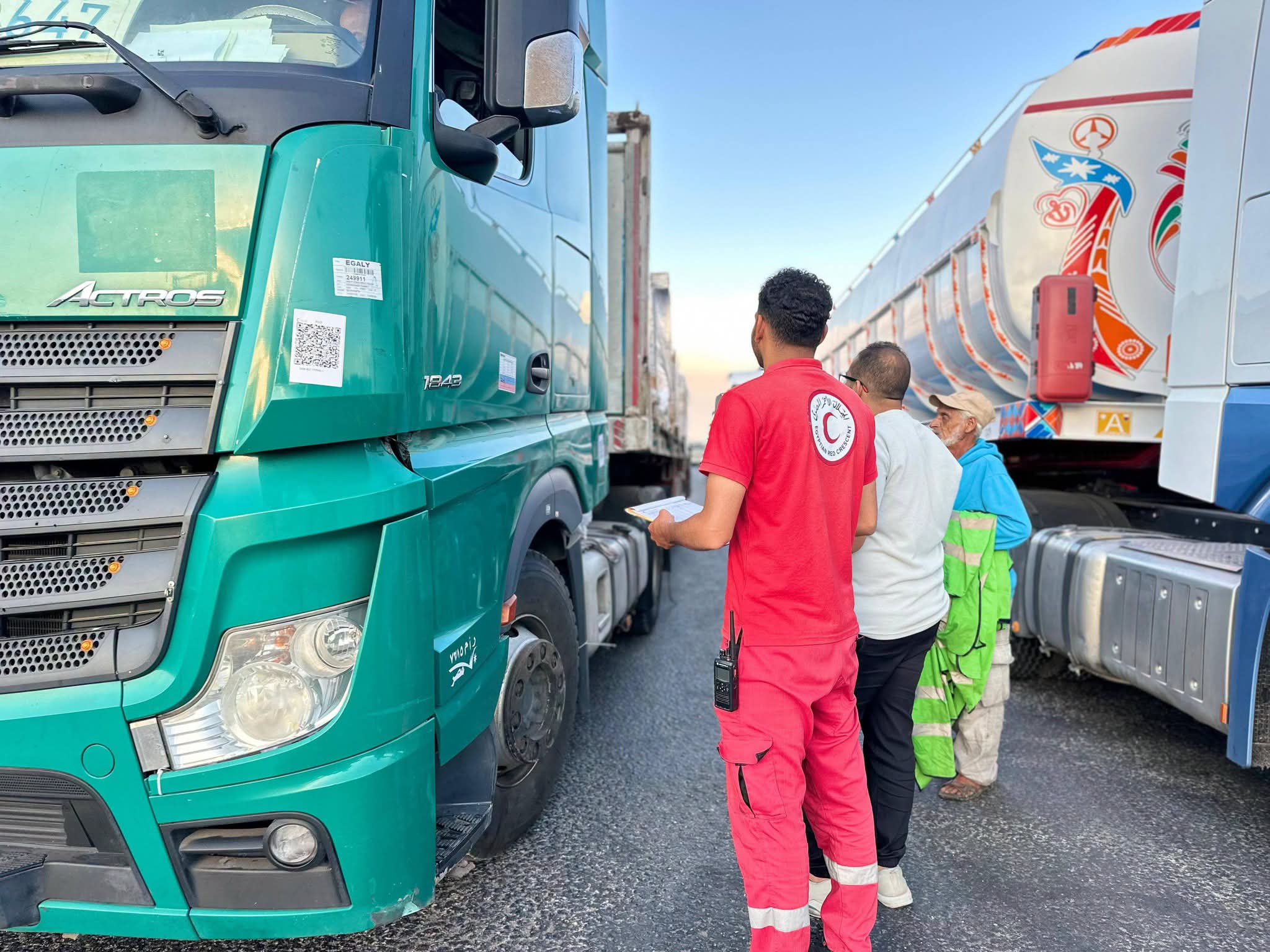 الهلال الأحمر المصري يطلق قافلة «زاد العزة» 218 بحمولة أكثر من 3 آلاف طن للفلسطينيين