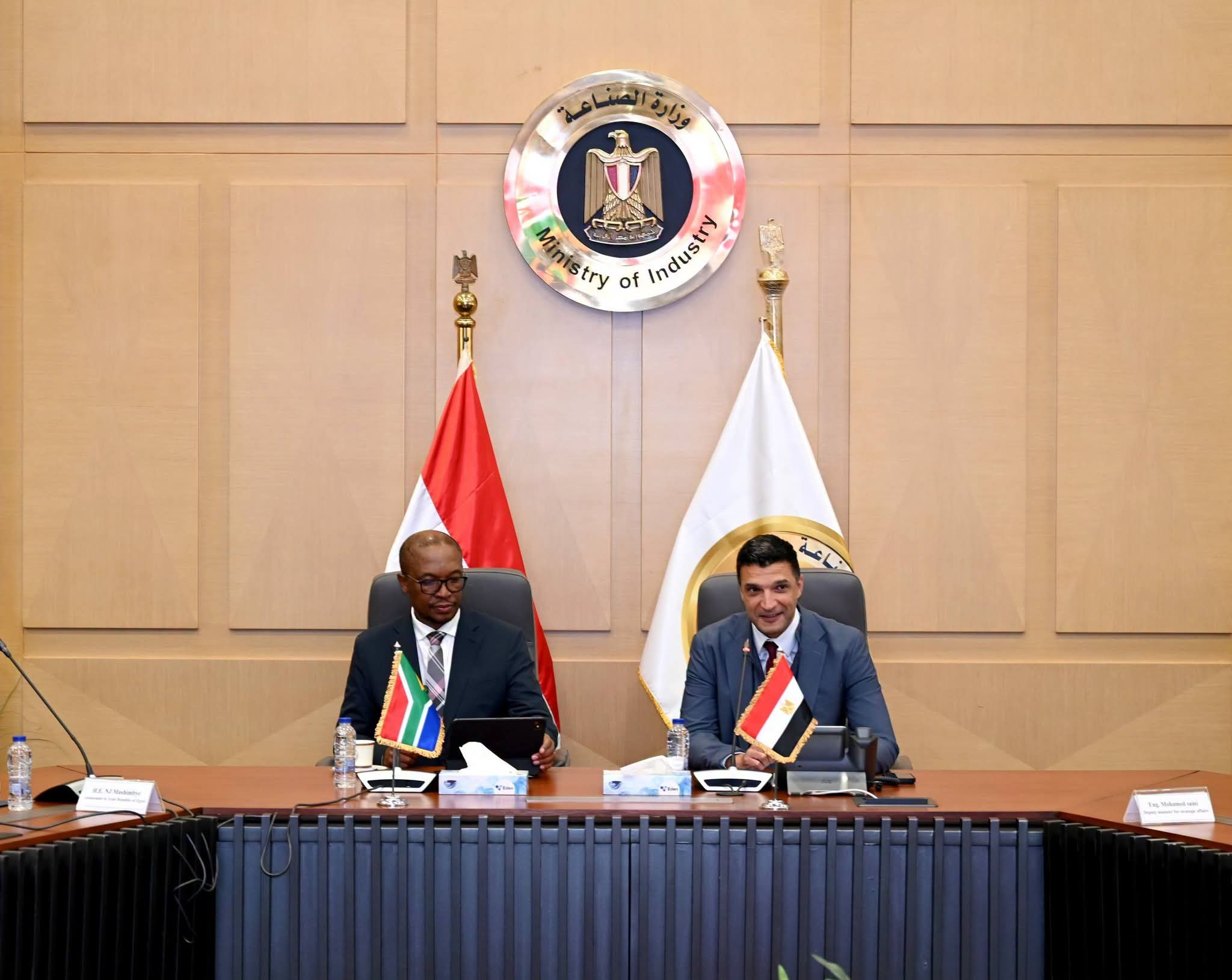 هاشم يبحث مع جنوب إفريقيا سبل تعزيز التعاون الاقتصادي وتحقيق التكامل الصناعي بين البلدين