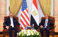 وزير الخارجية يبحث مع كبير مستشاري الرئيس الأمريكي للشئون العربية والأفريقية التطورات الإقليمية