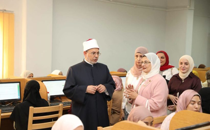 رئيس جامعة الأزهر يتابع سير الاختبارات الإلكترونية لطالبات طب بنات