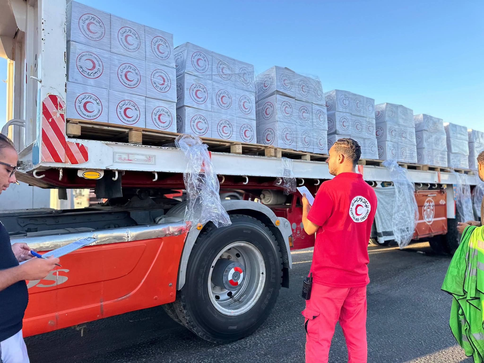 الهلال الأحمر المصري يطلق قافلة «زاد العزة» 219 بحمولة أكثر من ألفي طن من المساعدات للفلسطينيين