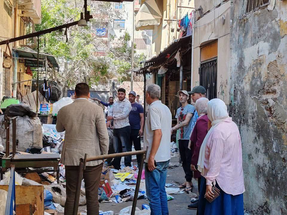 نائب محافظ بورسعيد ورئيسة حي العرب يتابعان ميدانياً منظومة النظافة بشارعي كسرى والثلاثيني.. ومصادرة 