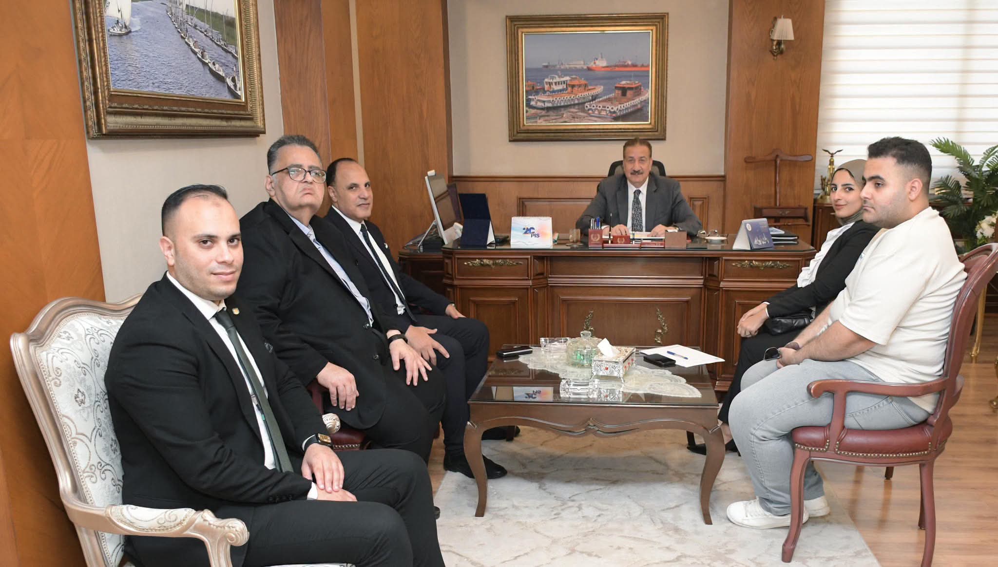 محافظ بورسعيد يستقبل وفد من البنك الأهلي المصري لبحث أوجه التعاون المشترك