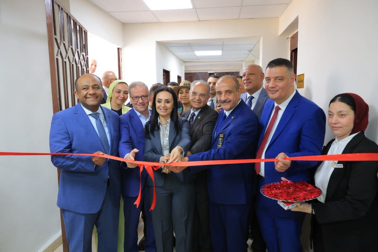 وزيرة التضامن تفتتح مركز تدريب وإنتاج الملابس الجاهزة بمستشفي مدينة نصر التخصصي