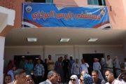 محافظ الوادي الجديد تتابع أعمال القافلة الطبية لجامعة الوادي الجديد بمستشفى باريس المركزي