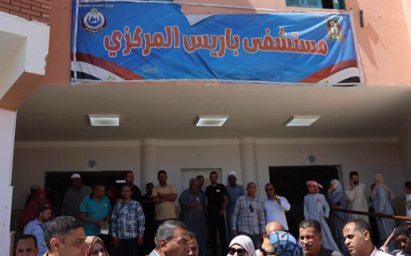 محافظ الوادي الجديد تتابع أعمال القافلة الطبية لجامعة الوادي الجديد بمستشفى باريس المركزي