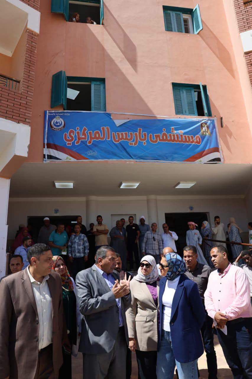 محافظ الوادي الجديد تتابع أعمال القافلة الطبية لجامعة الوادي الجديد بمستشفى باريس المركزي