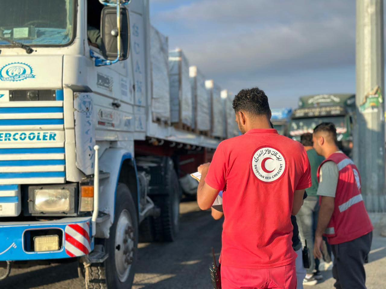 الهلال الأحمر المصري يطلق قافلة «زاد العزة» 220 بحمولة أكثر من ألفي طن من المساعدات للفلسطينيين