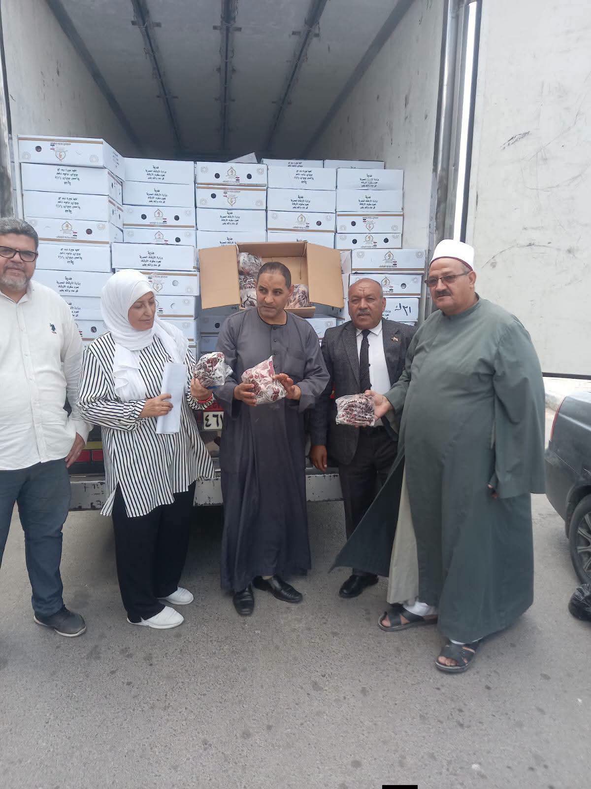 الأوقاف تواصل دعم الأسر الأولى بالرعاية.. 9 أطنان من لحوم صكوك الأضاحي تصل إلى الفيوم والشرقية وبورسعيد والسويس