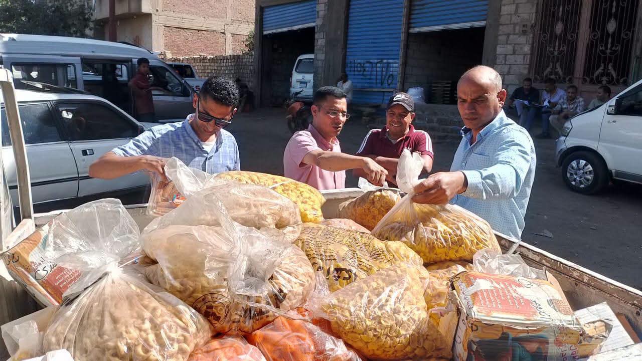 تحرير 36 مخالفة تموينية متنوعة وضبط طن و500 كيلو عسل غير صالح للاستهلاك الآدمي بسمالوط
