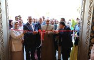 كبار الشخصيات المشاركة في احتفالية تكريم رؤساء جامعة الأزهر يتفقدون معرض طالبات التربية الفنية