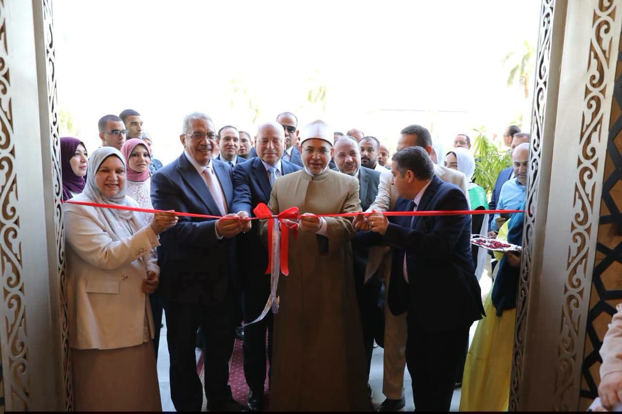 كبار الشخصيات المشاركة في احتفالية تكريم رؤساء جامعة الأزهر يتفقدون معرض طالبات التربية الفنية
