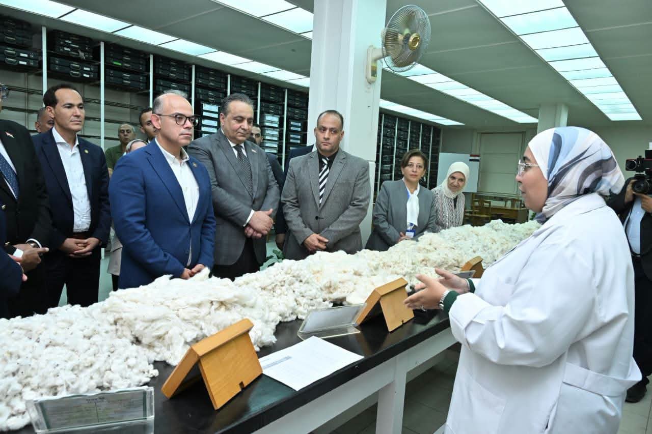 فريد ومحافظ الإسكندرية يبحثان مع قيادات الهيئة العامة للتحكيم واختبارات القطن خطط التطوير ورفع كفاءة الأداء المؤسسي
