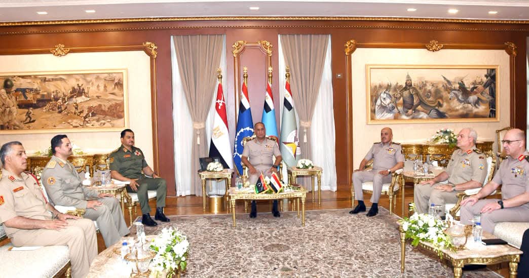 وزير الدفاع يلتقي نائب القائد العام للجيش الوطني الليبي ورئيس الأركان العامة للجيش الوطني الليبي