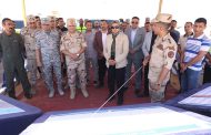 محافظ الوادي الجديد ومساعد رئيس الهيئة الهندسية للقوات المسلحة يتفقدان بدء أعمال رفع كفاءة وتطوير مطار الداخلة