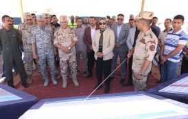 محافظ الوادي الجديد ومساعد رئيس الهيئة الهندسية للقوات المسلحة يتفقدان بدء أعمال رفع كفاءة وتطوير مطار الداخلة