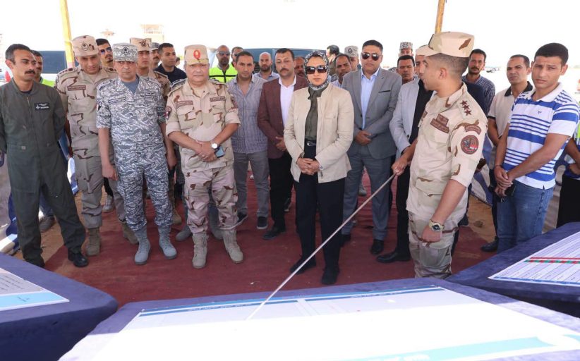 محافظ الوادي الجديد ومساعد رئيس الهيئة الهندسية للقوات المسلحة يتفقدان بدء أعمال رفع كفاءة وتطوير مطار الداخلة