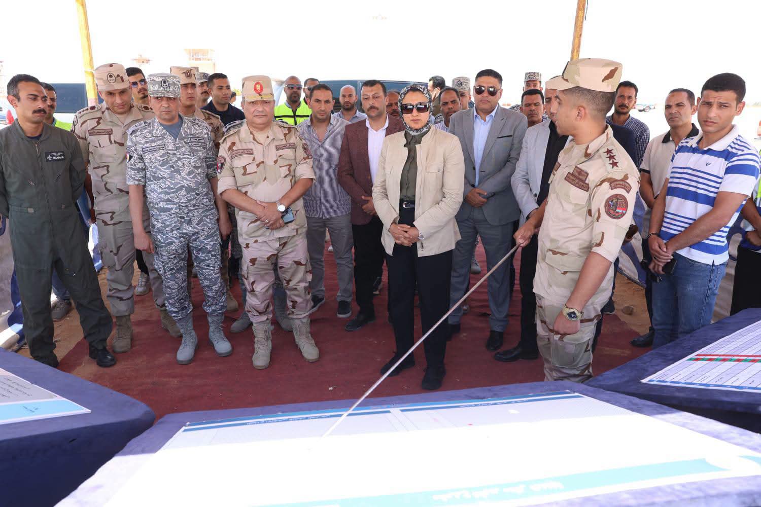 محافظ الوادي الجديد ومساعد رئيس الهيئة الهندسية للقوات المسلحة يتفقدان بدء أعمال رفع كفاءة وتطوير مطار الداخلة