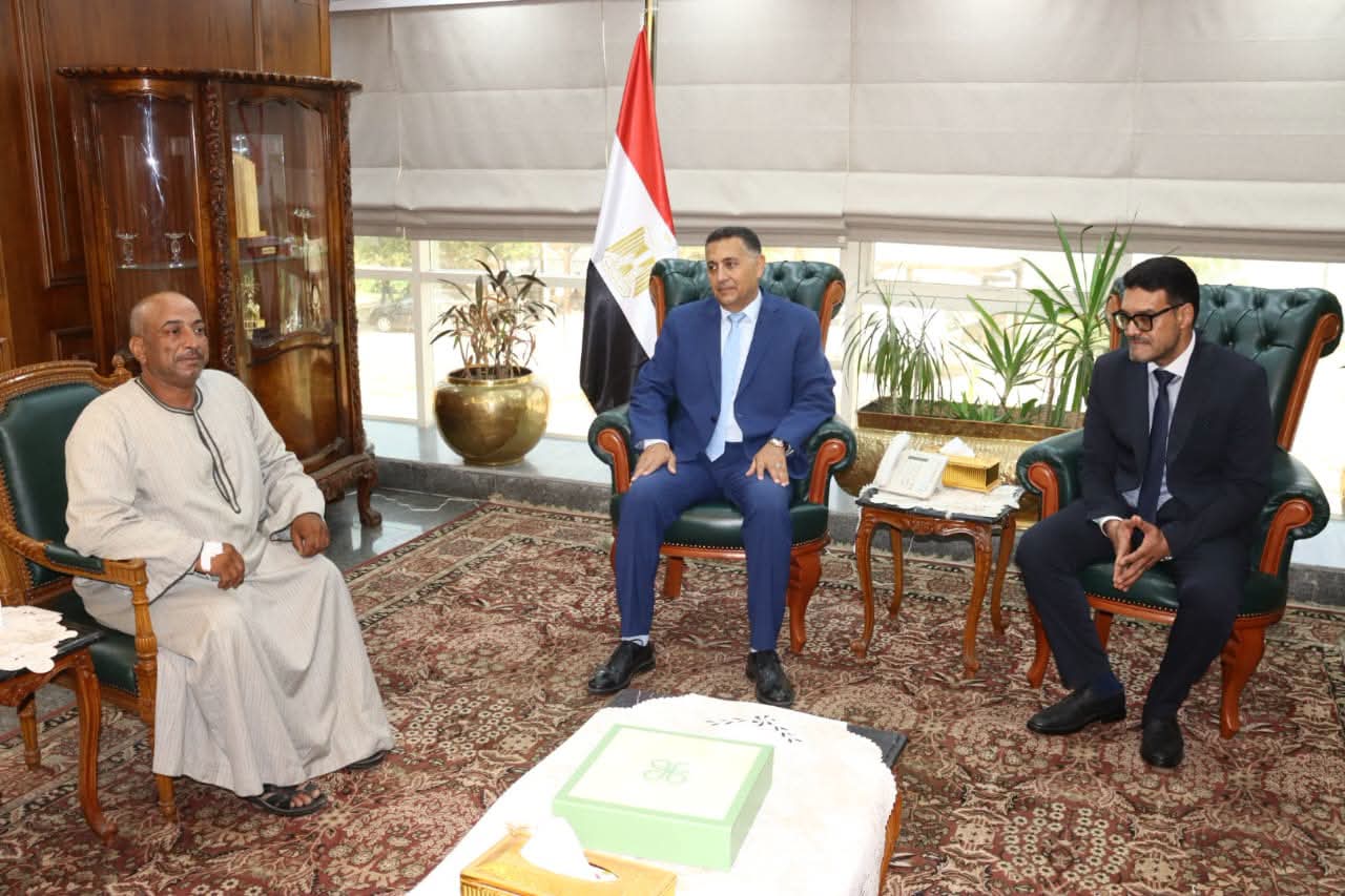 محافظ القليوبية يُكرم عامل التشغيل محمد عبد العزيز محمد لشجاعته في احتواء تسريب محدود لغاز الكلور