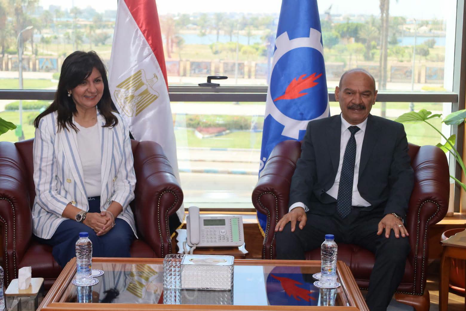 محافظ السويس يبحث مع السفيرة نبيلة مكرم تعزيز التعاون لدعم العمل الأهلى والتنمية المجتمعية