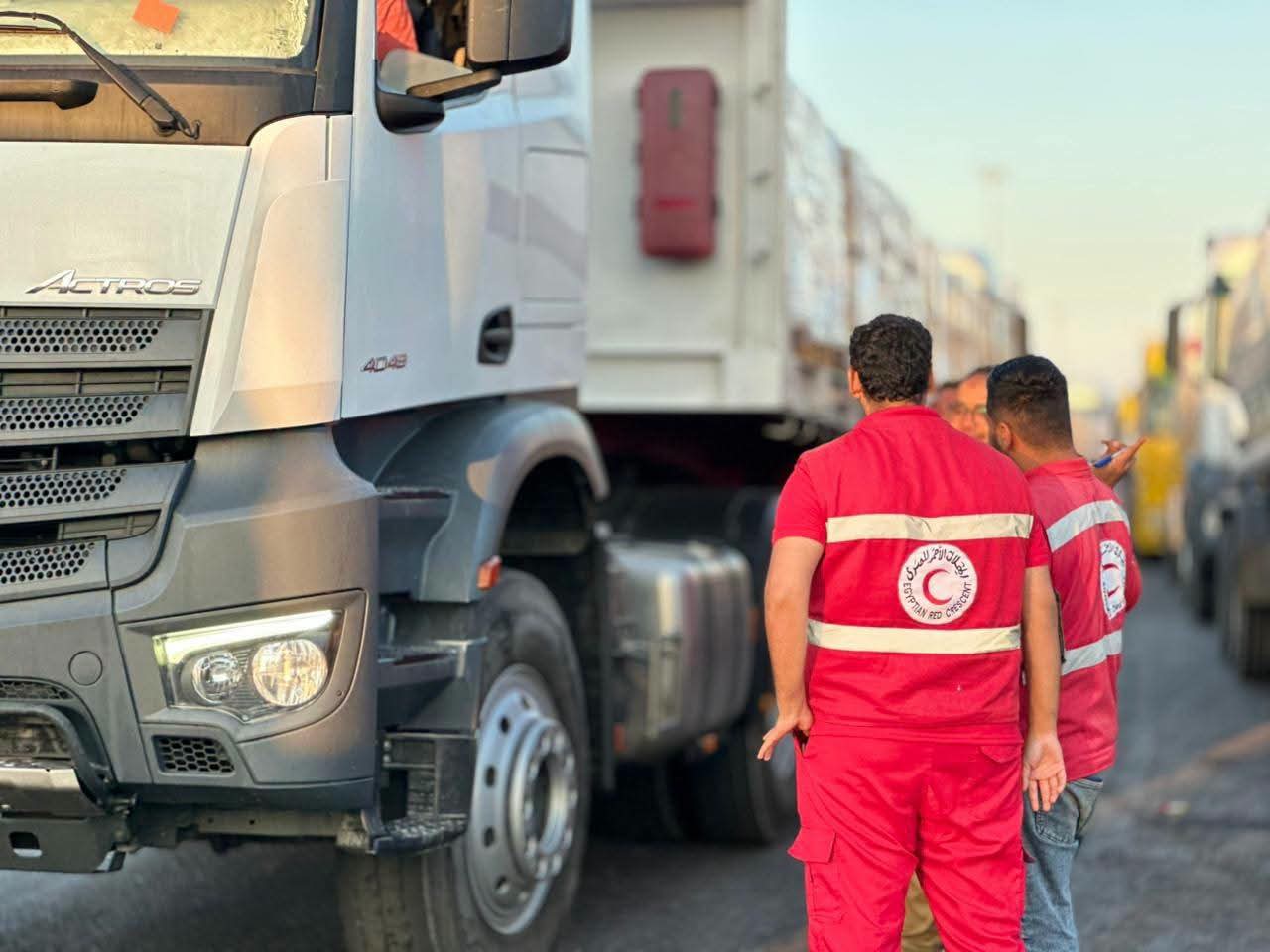 الهلال الأحمر المصري يطلق قافلة «زاد العزة» 224 بحمولة أكثر من 3 آلاف طنًا  للفلسطينيين