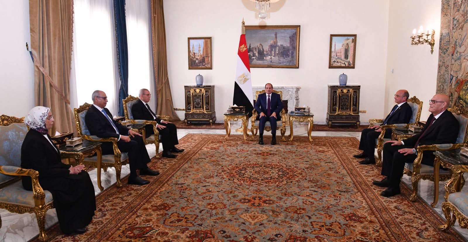 الرئيس السيسي يشهد أداء اليمين القانونية لرؤساء الهيئات القضائية الجدد ويمنح سلفهم وسام الجمهورية