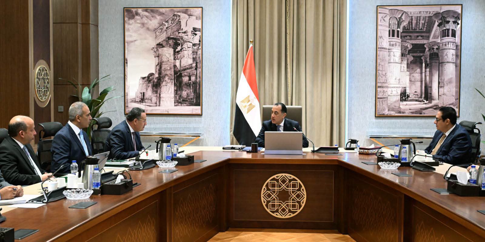 رئيس الوزراء يستعرض مخطط تطوير مستشفيات 