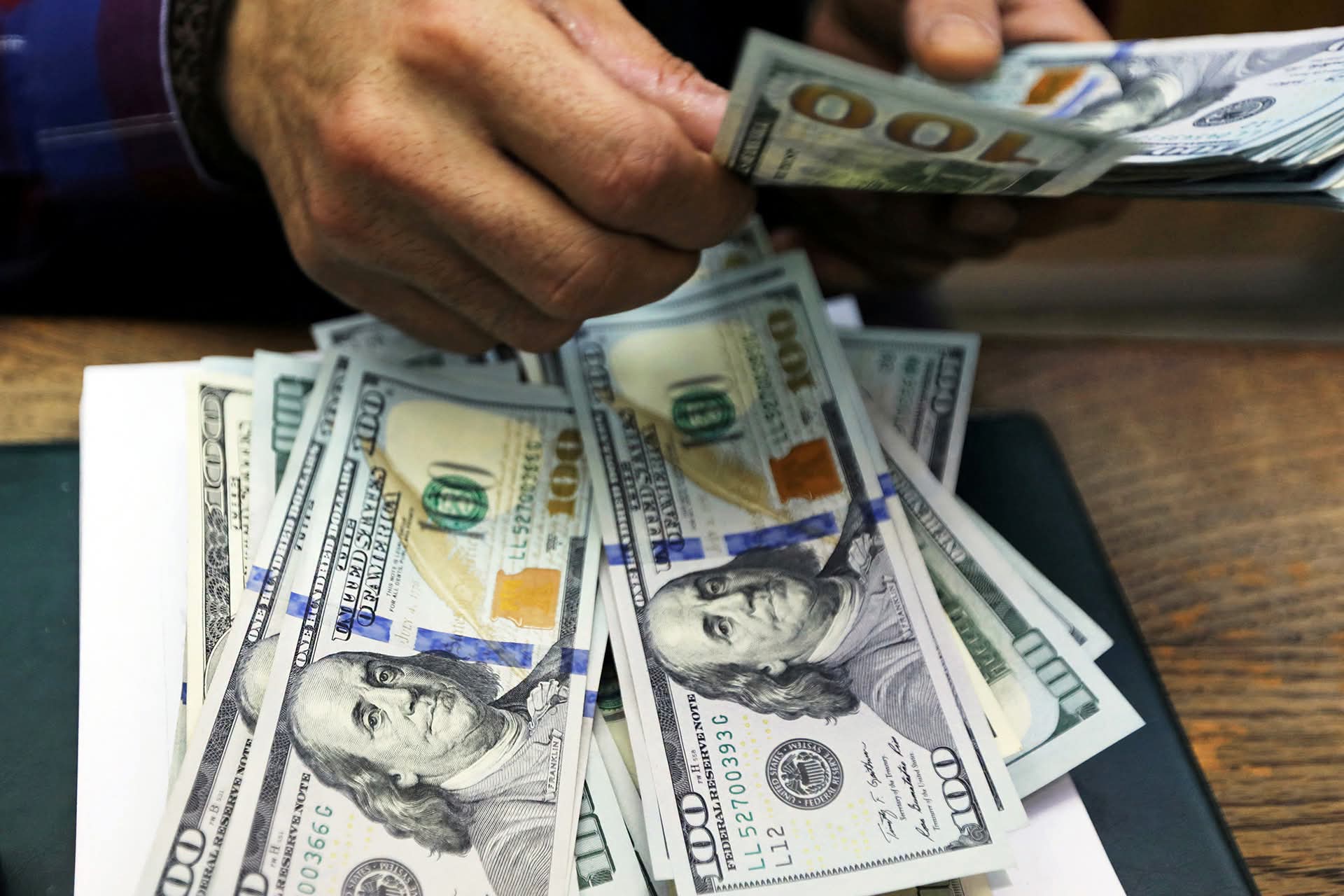 تراجع سعر الدولار مقابل الجنيه فى ختام تعاملات اليوم