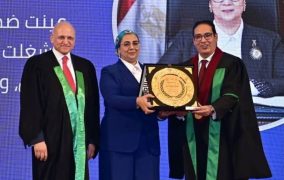 تكريم عمار تقديرًا لمسيرتها القضائية خلال احتفالية حقوق القاهرة بتكريم رائدات العمل القضائي