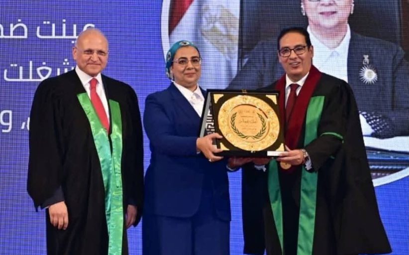 تكريم عمار تقديرًا لمسيرتها القضائية خلال احتفالية حقوق القاهرة بتكريم رائدات العمل القضائي