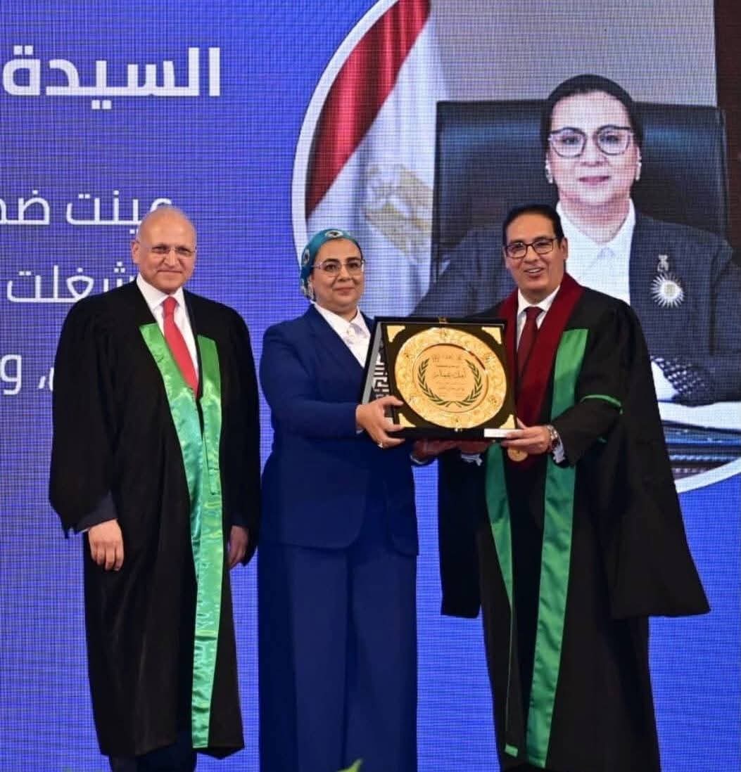 تكريم عمار تقديرًا لمسيرتها القضائية خلال احتفالية حقوق القاهرة بتكريم رائدات العمل القضائي