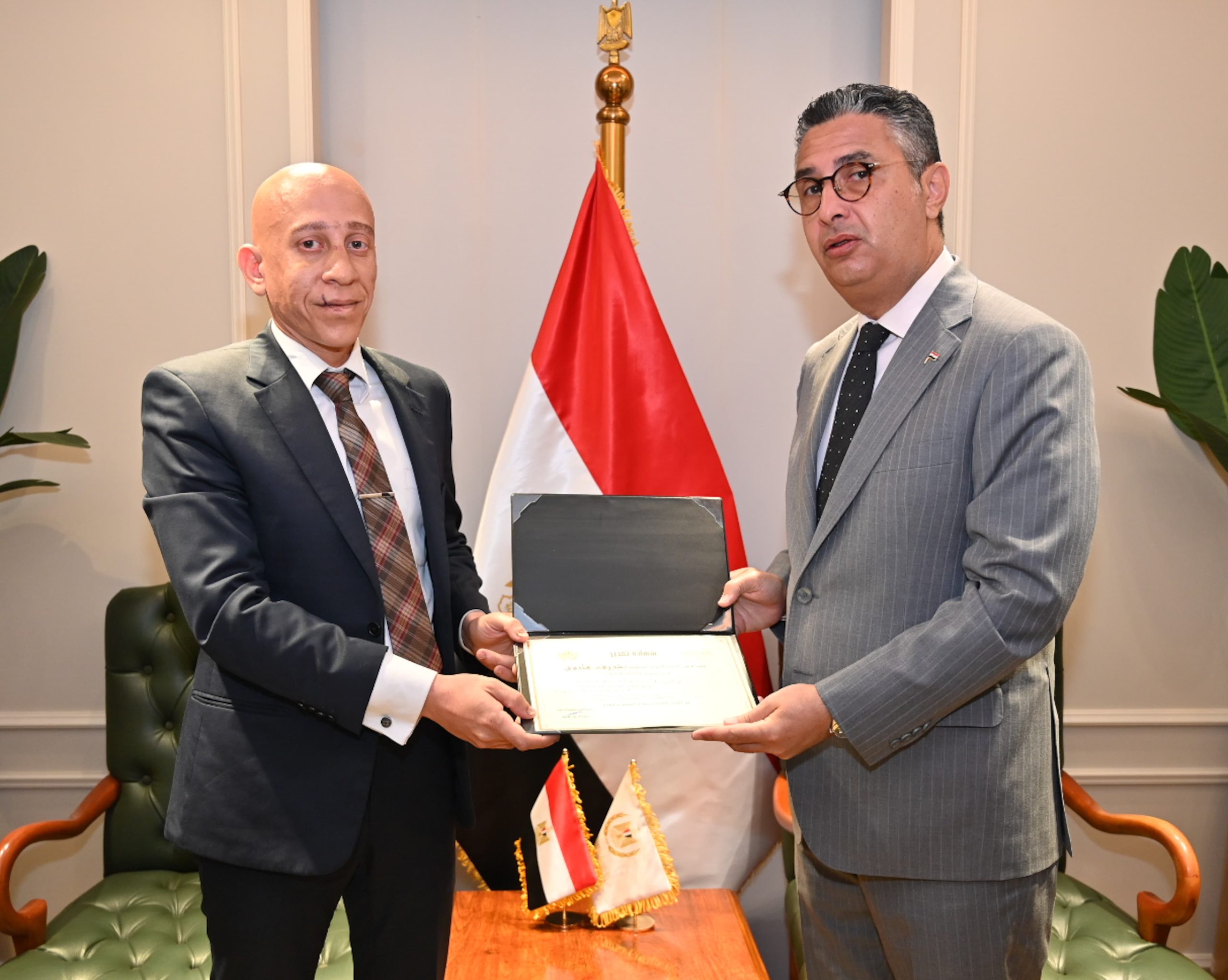 فاروق يكرم مفتش تموين بالإسكندرية تقديرًا لجهوده الرقابية المتميزة خلال إجازة عيد الأضحى المبارك