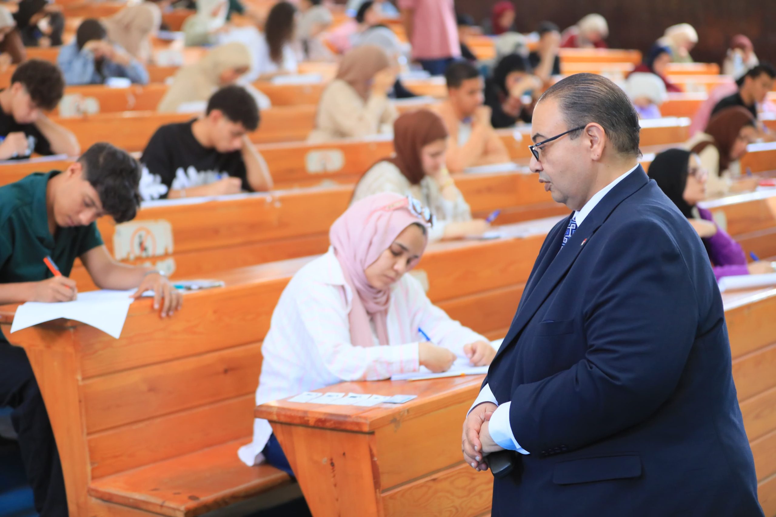 رئيس جامعة كفر الشيخ يتفقد امتحانات الفصل الدراسي الثاني بكليات التربية والتمريض والألسن