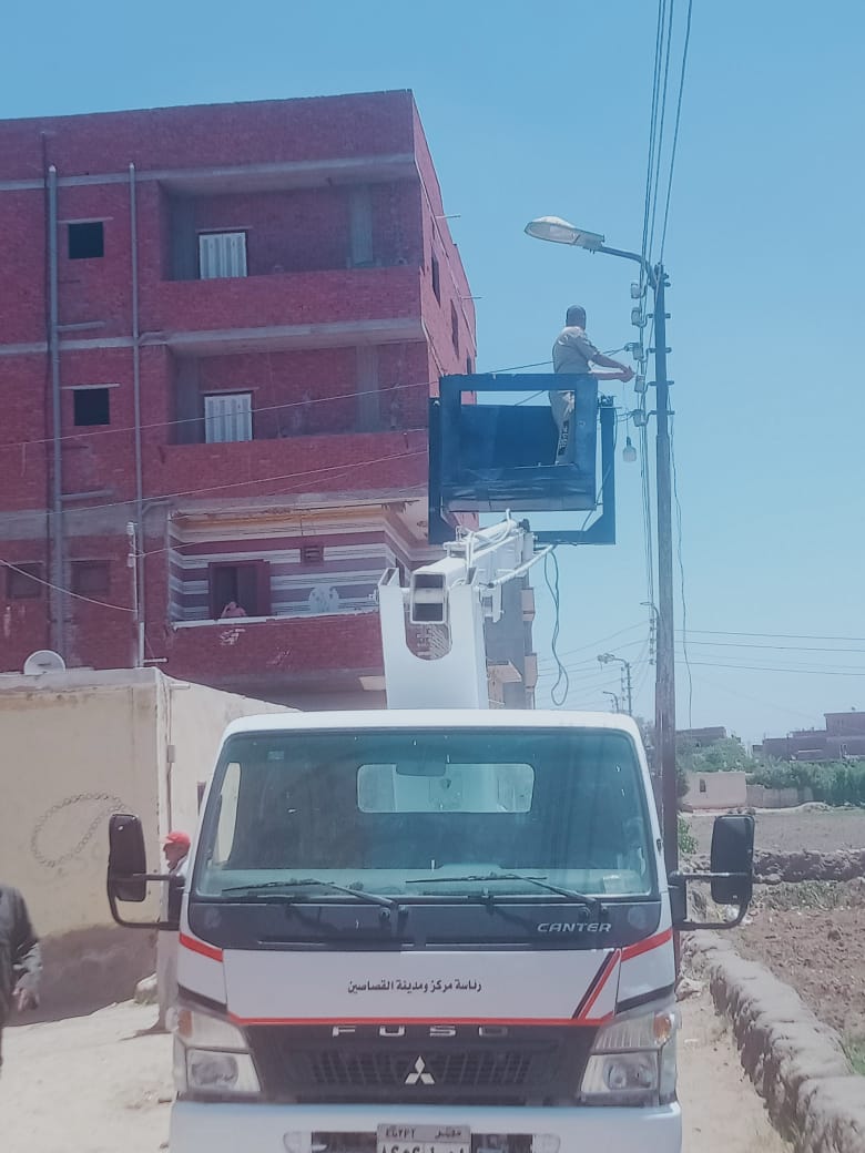 تكثيف أعمال النظافة ورفع كفاءة أعمدة الإنارة العامة بجميع مراكز ومدن الاسماعيلية