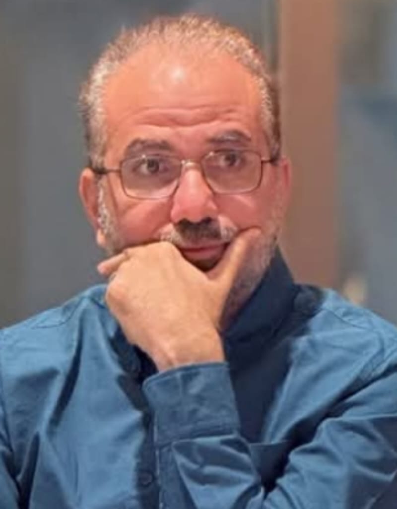 د.هاني إسماعيل أبو رطيبة يكتب.. التصفيق المأجور.. التطبيل وصناعة عقلية القطيع