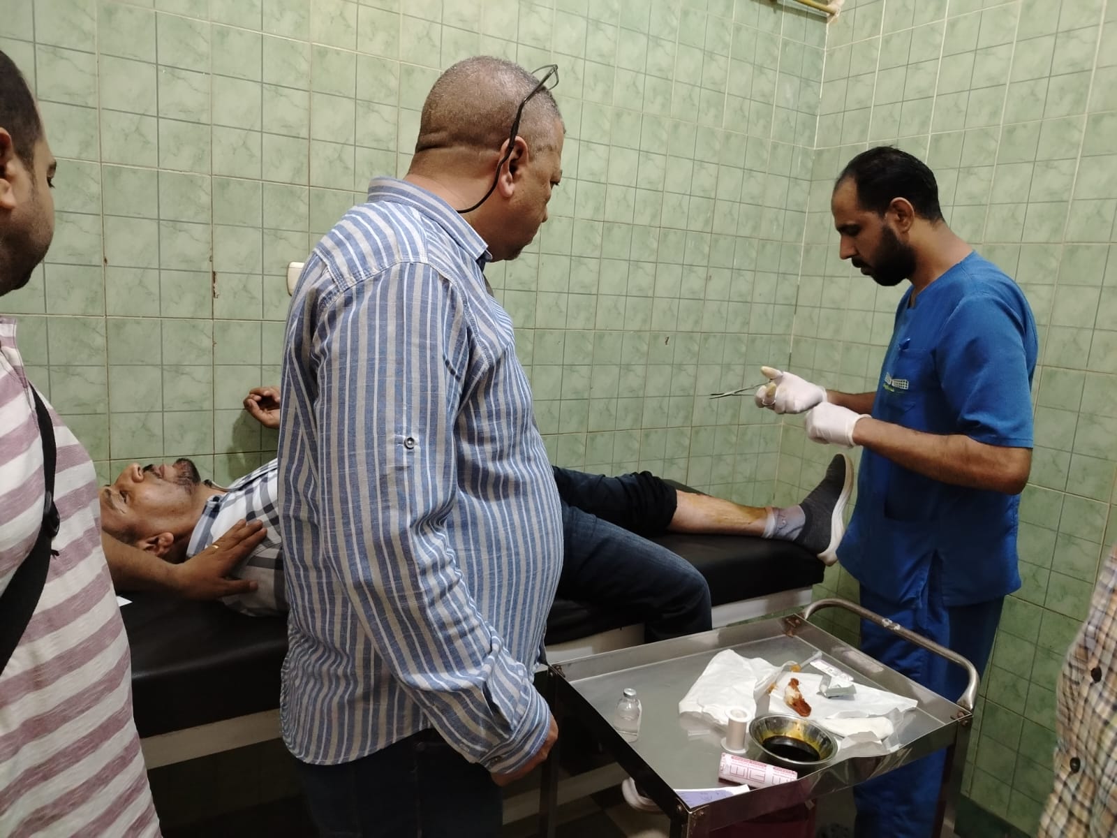وفد مشترك من نقابة المعلمين ومديرية التعليم بأسيوط يطمئن على الحالة الصحية للمعلمين المصابين