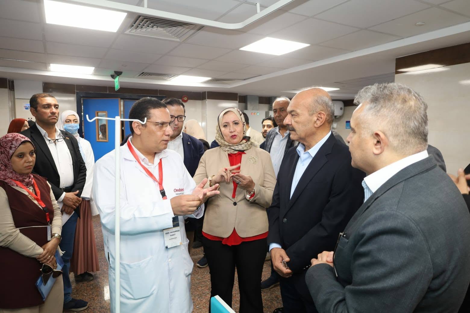 اللواء هاني رشاد في مستشفى جامعة السويس لمتابعة الخدمات الطبية للمواطنين