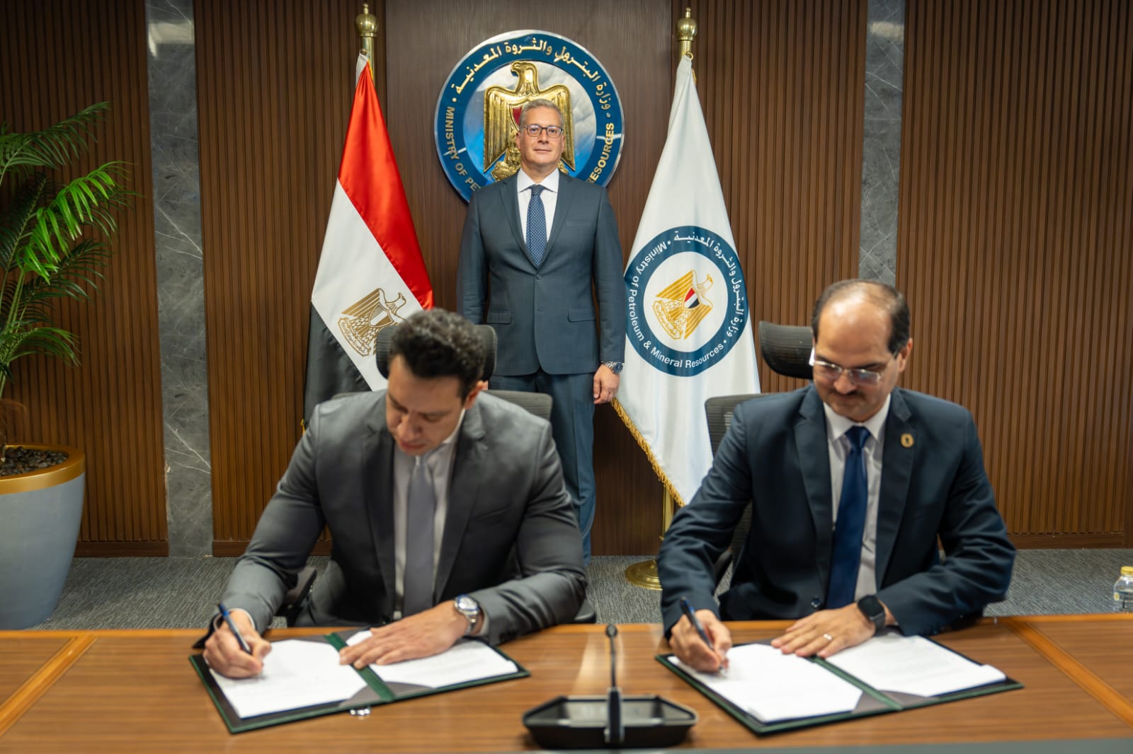 بدوى يشهد توقيع اتفاقية مع هاربور إنرجي وتوقيع مذكرة مبادئ مع إيني لتحفيز الاستثمارات وزيادة إنتاج الغاز