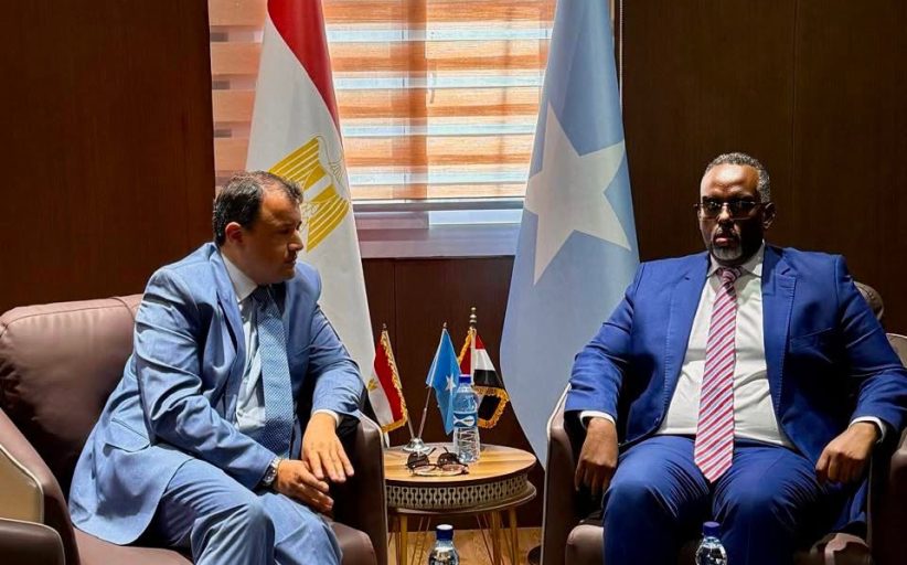 مساعد وزير الخارجية للشئون الأفريقية يزور الصومال لتعزيز التعاون الثنائي ودعم وحدة واستقرار وسلامة الأراضي الصومالية