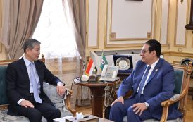 رئيس جامعة القاهرة يبحث مع السفير الصيني سبل تعزيز الشراكات الأكاديمية والبحثية مع المؤسسات التعليمية الصينية