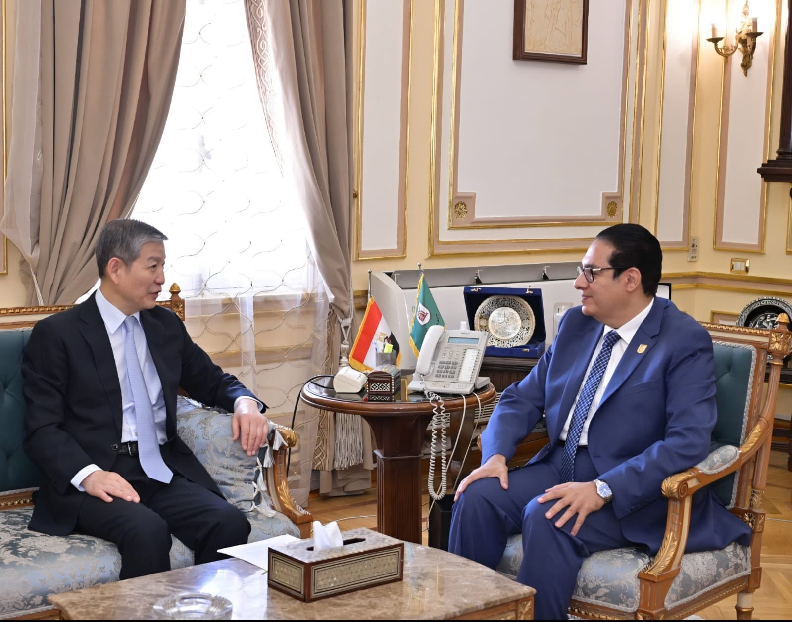 رئيس جامعة القاهرة يبحث مع السفير الصيني سبل تعزيز الشراكات الأكاديمية والبحثية مع المؤسسات التعليمية الصينية