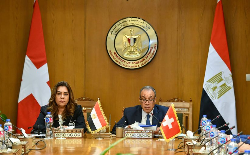 عوض والسفير السويسري يوقعان اتفاقية منحة مشروع 