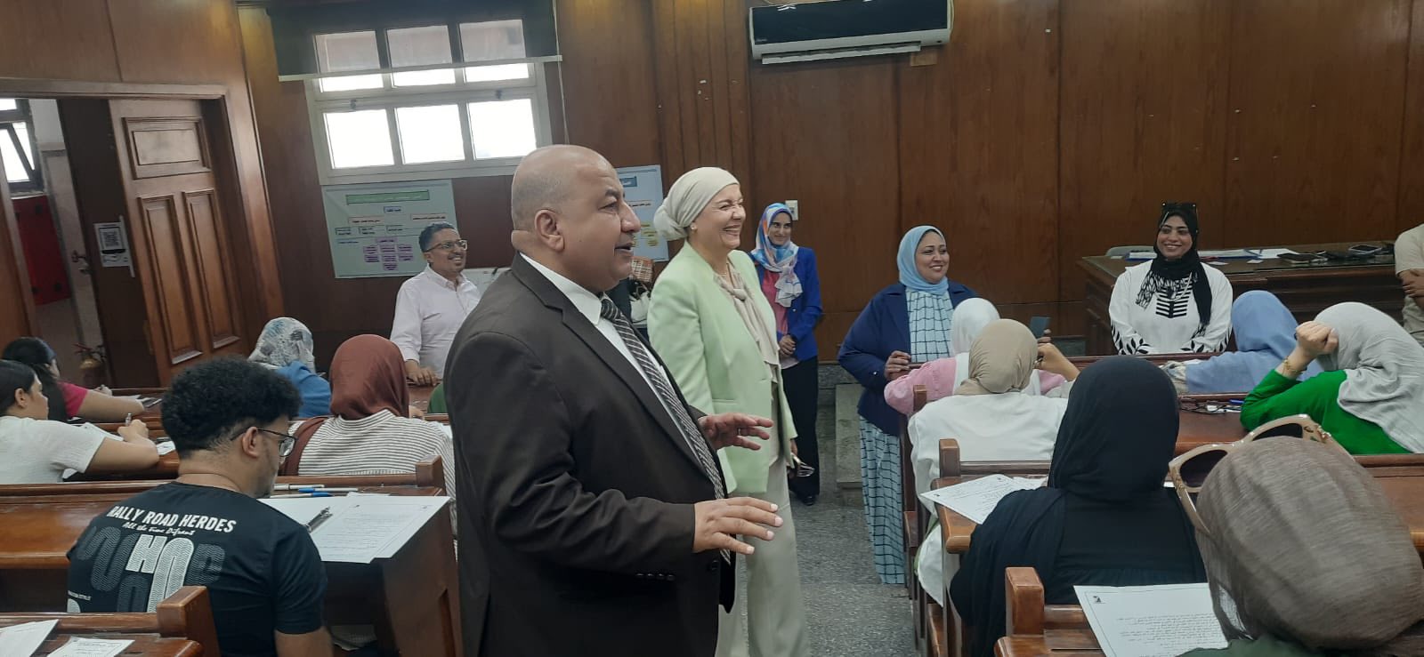نائب رئيس جامعة القاهرة لشئون التعليم والطلاب يجري جولة تفقدية بعدد من الكليات