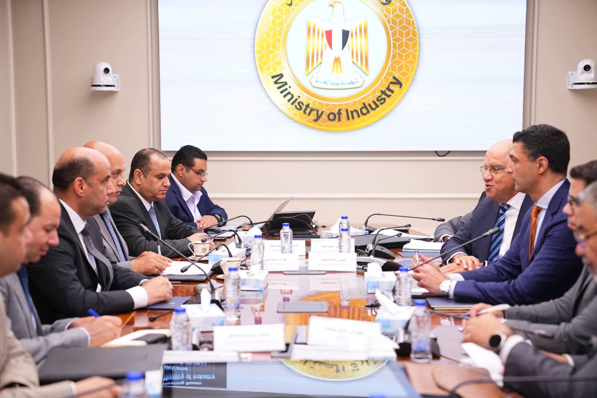 وزيرا الصناعة والعمل يبحثان سبل تعزيز التعاون لإزالة أية تحديات تواجه قطاع الصناعة