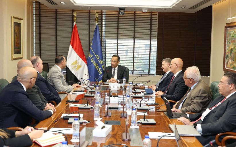 وزير الاتصالات يبحث مع شركة إرنست ويونغ (EY) خطط توسع الشركة في مصر وإطلاق مركز إقليمي