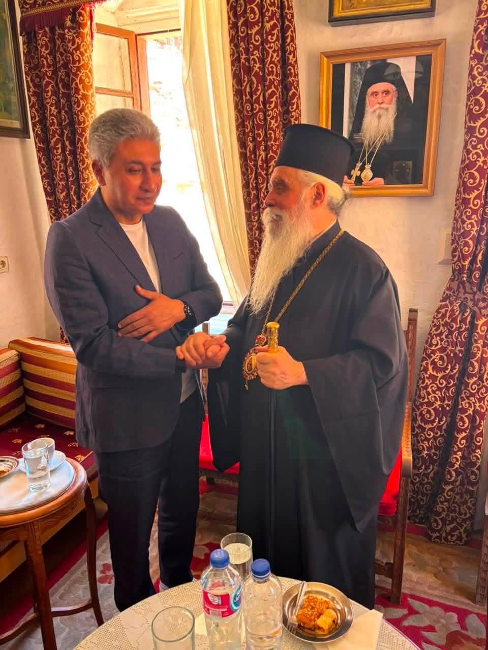 وزير السياحة يزور دير سانت ويلتقي الأنبا سيميون مطران الدير