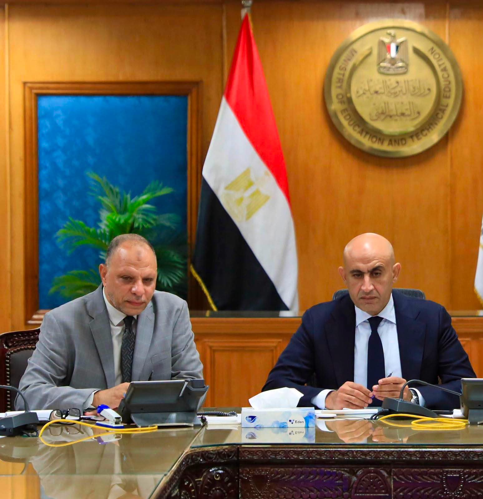التعليم: الالتزام ببدء توزيع أوراق الأسئلة على الطلاب في المواعيد المقررة للامتحان