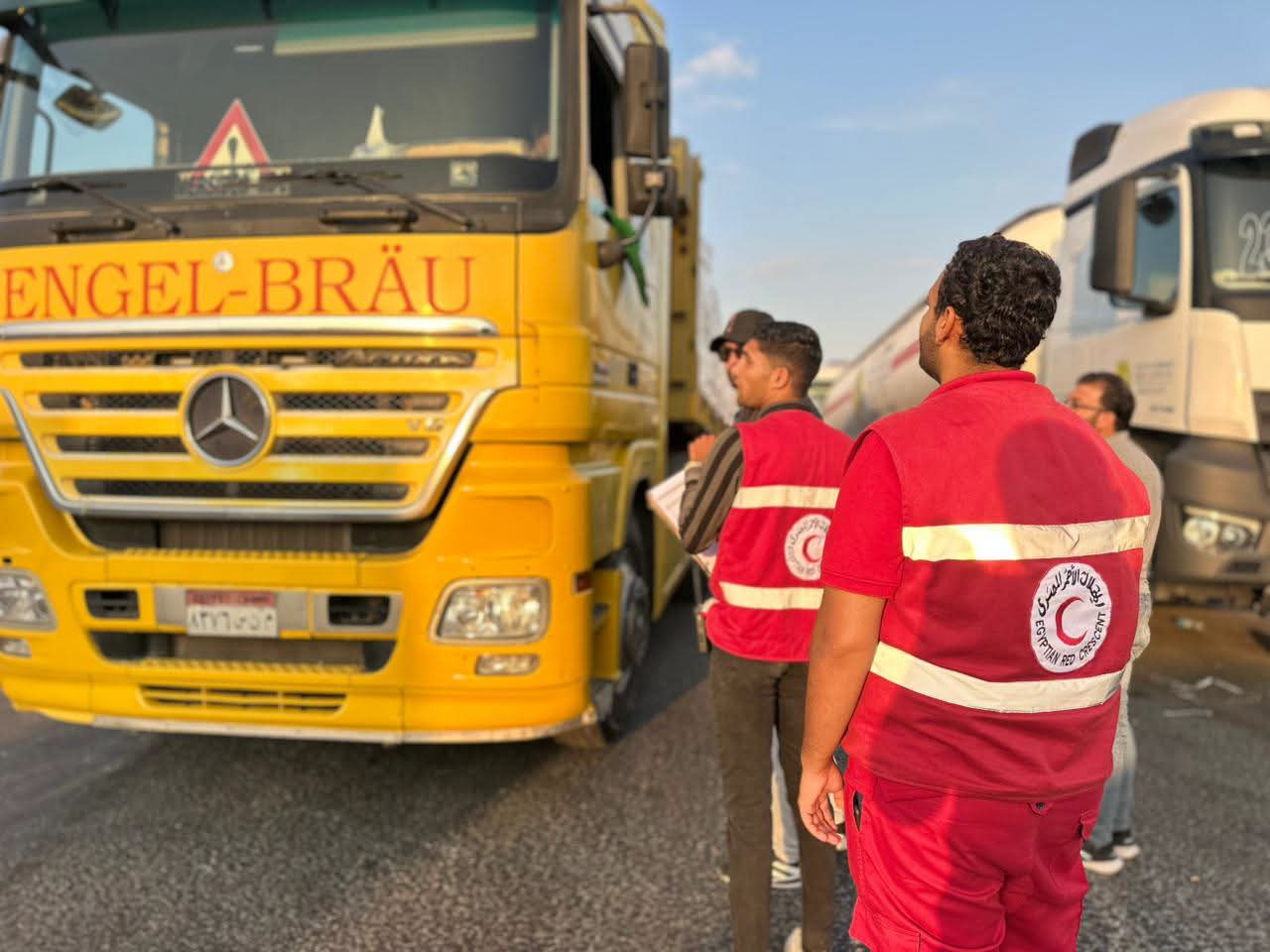 الهلال الأحمر المصري يطلق قافلة «زاد العزة» بحمولة أكثر من 3,500 طن من المساعدات إلى غزة