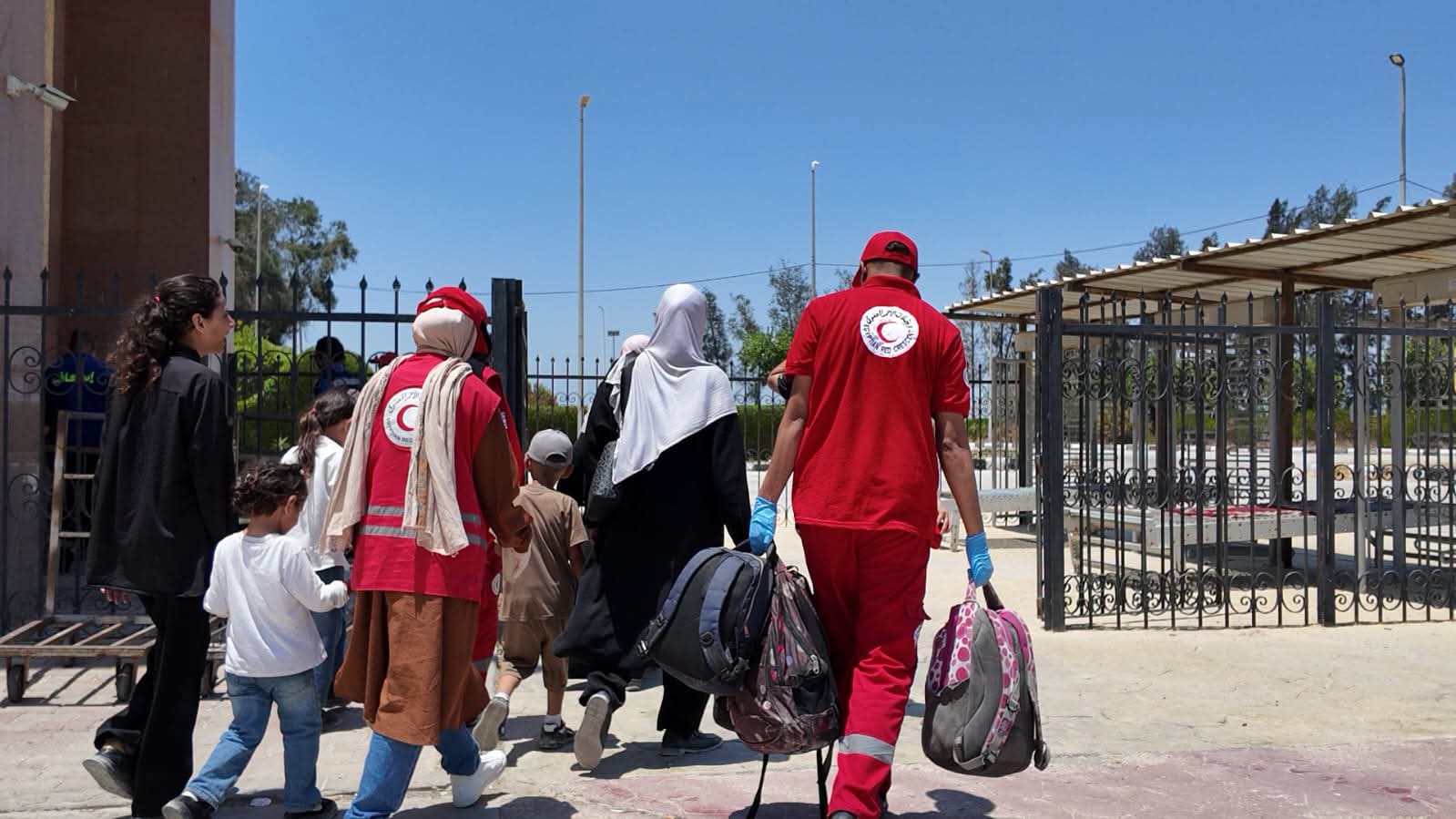 فرق الهلال الأحمر المصري تنتشر على معبر رفح لاستقبال وتوديع الدفعة 59 من الجرحى والمصابين الفلسطينيين