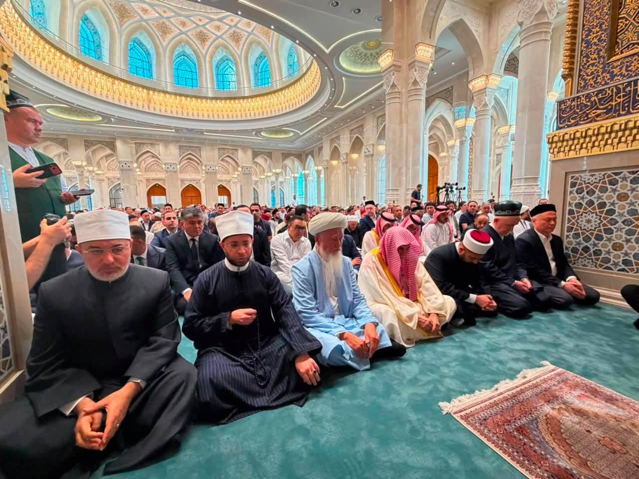 مفتي الجمهورية يؤدي صلاة الجمعة بمسجد الإمام البخاري بمدينة سمرقند